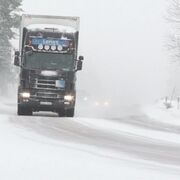 Cómo enfrentarse a carreteras nevadas con un camión equipado con neumáticos de invierno