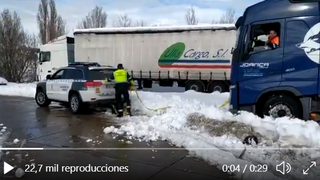 Un vehículo patrulla de la Guardia Civil rescata de la nieve a un camión articulado