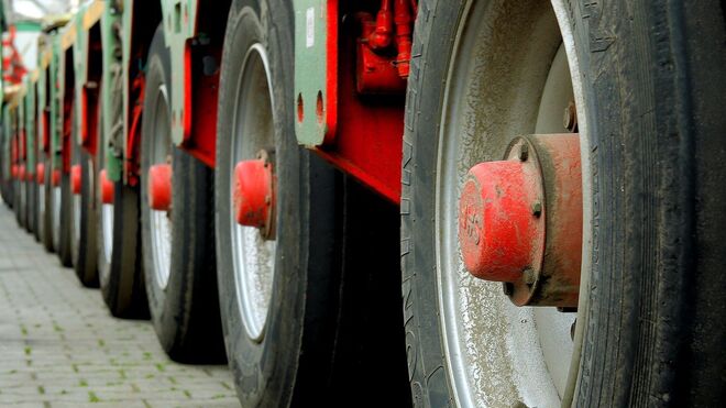 Reino Unido multará a los camiones con neumáticos de más de 10 años