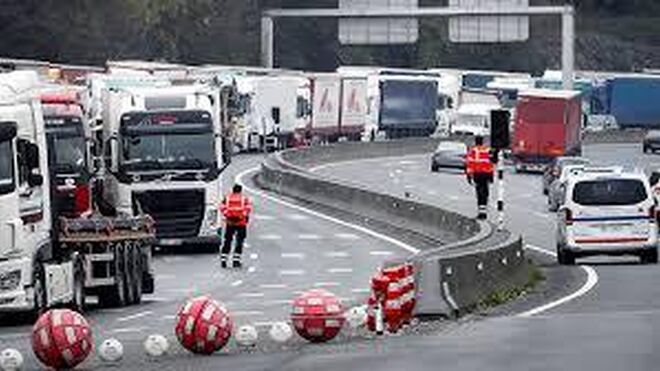 El control de la frontera francesa afecta a más de 20.000 transportistas al día