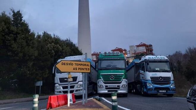Los transportistas del carbón bloquean la central de As Pontes