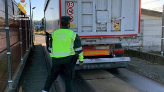 Denunciado el conductor de un camión por superar en 21 toneladas la carga permitida