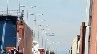 Los transportistas denuncian esperas de hasta cuatro horas en el Puerto de Valencia