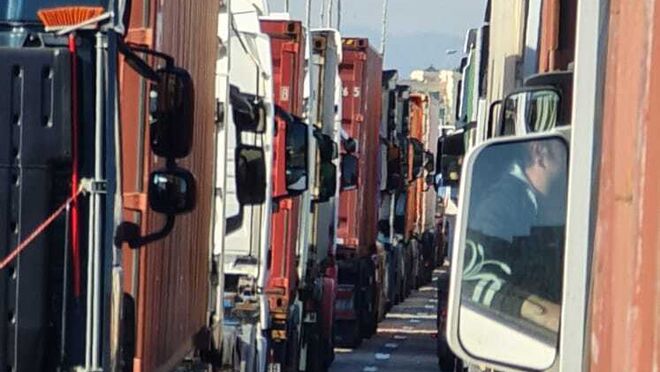 Fenatport Valencia se reúne con responsables de la terminal por las colas de camiones