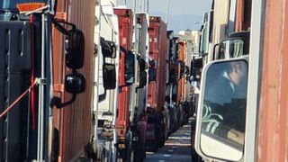 Los transportistas denuncian esperas de hasta cuatro horas en el Puerto de Valencia