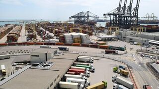 Los transportistas piden al Puerto de Valencia que abra las terminales 24 horas