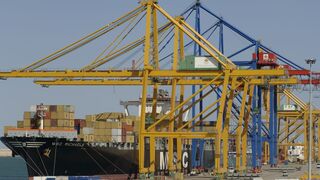 El puerto de Valencia planifica la llegada del primer barco de Suez el 10 de abril