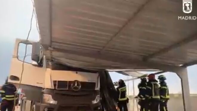 Rescatado el chófer de un camión tras empotrarse contra el techo de un aparcamiento
