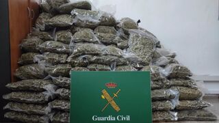 La Guardia Civil intercepta un camión en La Junquera con 179 kilos de marihuana