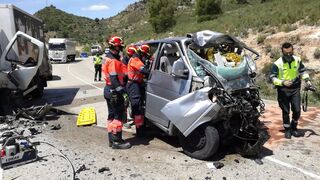 Muere la conductora de una furgoneta tras chocar con un camión en Teruel