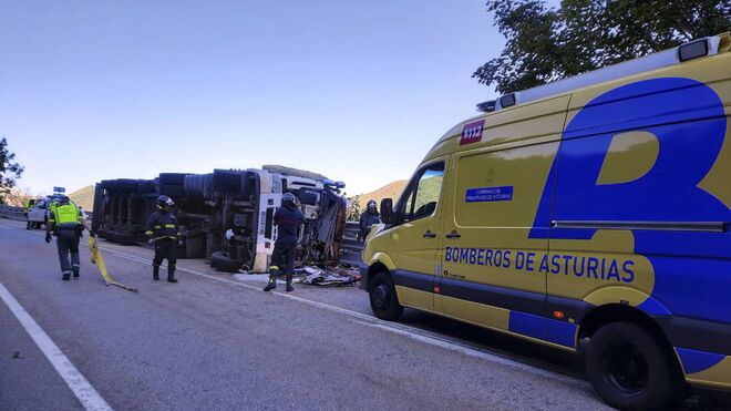 Un hombre de 57 años pierde la vida tras volcar el camión que conducía en Asturias