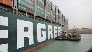 El Ever Given atraca en el puerto de Róterdam con más de tres meses de retraso