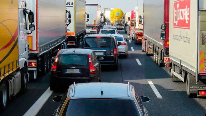 Recurren la prohibición de camiones por AP-7 los domingos de septiembre en Cataluña