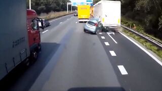 Un coche se estampa con un camión por una maniobra imprudente