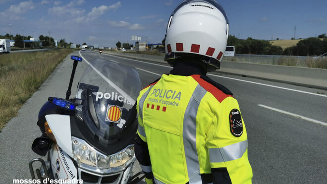 Un motorista muere al chocar con un camión en Barcelona
