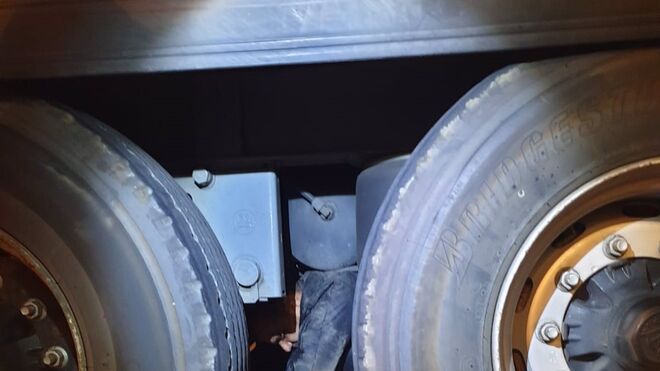 Hallado un inmigrante en los bajos de un camión en el Puerto de Algeciras