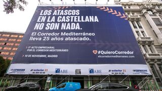 Los empresarios valencianos piden el Corredor Mediterráneo con una lona en Madrid