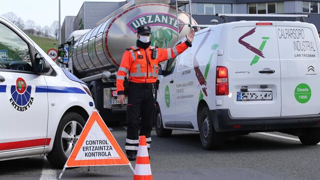 La Ertzaintza refuerza la inspección de camiones y autobuses en Euskadi