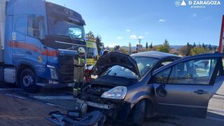 Una mujer muerta y tres heridos en una colisión con un camión en Zaragoza
