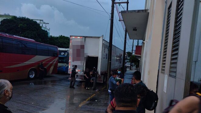 55 inmigrantes muertos tras volcar un camión en México