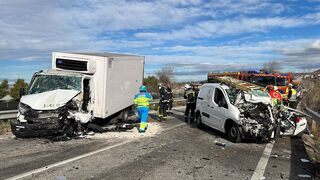Un muerto y un herido grave en un choque frontal entre un camión y una furgoneta en San Fernando (Madrid)