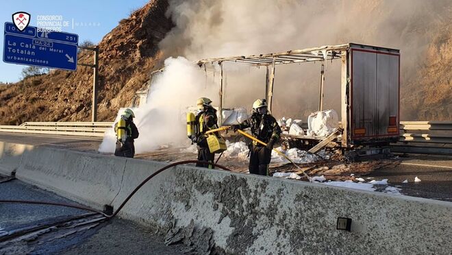 Un camión con 24 toneladas de nitrato potásico se incendia en Málaga