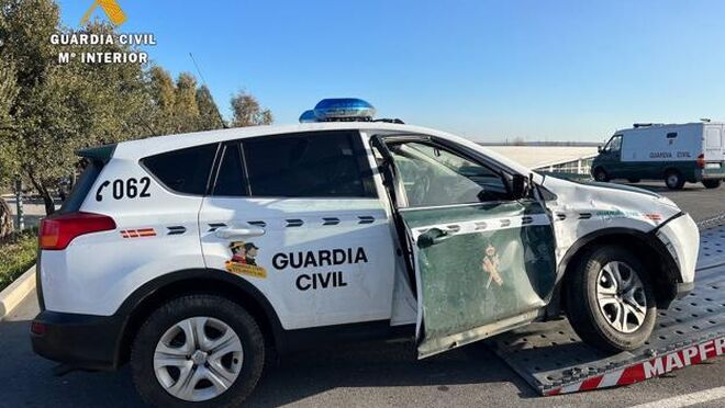 Detenido un camionero tras embestir un coche de la Guardia Civil