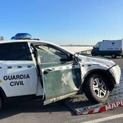 Detenido un camionero tras embestir un coche de la Guardia Civil