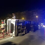 Un camionero que doblaba la tasa de alcohol vuelca en Logroño