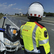 Muere un motorista en Tarragona tras chocar contra un camión