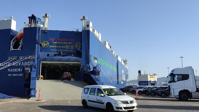 Mitma invierte 60 millones para que los camiones se suban a los barcos
