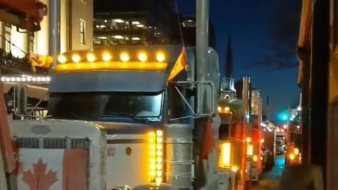 Una caravana de camiones bloquea Otawa (Canadá) desde hace una semana