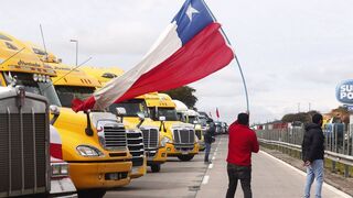 Chile declara el estado de excepción tras los bloqueos de los camioneros