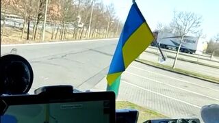 Los camioneros ucranianos de Europa se organizan para ayudar en la distancia