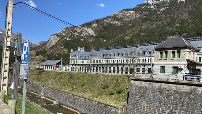 Las obras en la línea Huesca-Canfranc permitirán el cruce de trenes de 750 metros de longitud