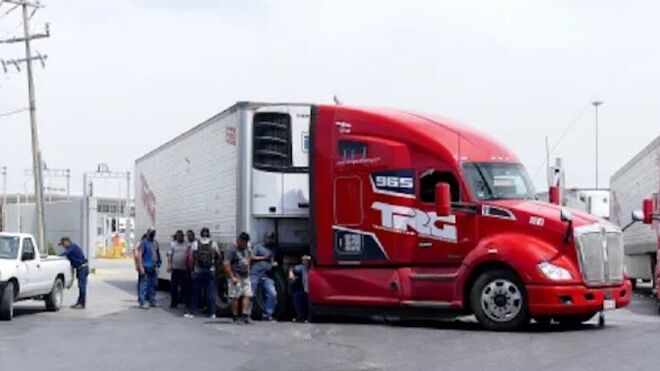 Camioneros mexicanos bloquean el principal puente entre México y Estados Unidos