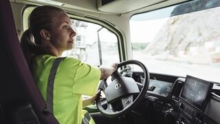 Andalucía es la comunidad en la que más mujeres aprobaron el carné de camión en 2021.