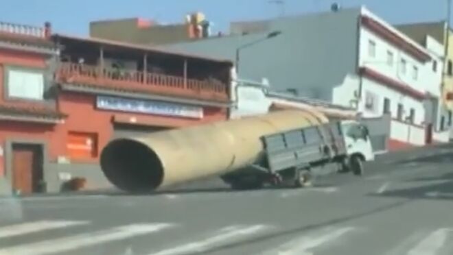 Al volante con un tubo el doble de grande que su camión