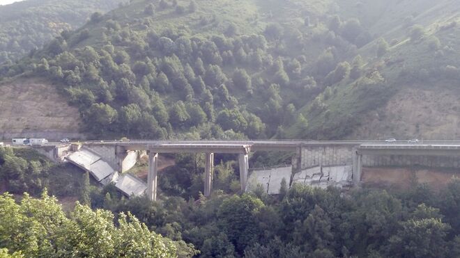 Nuevo derrumbe en el viaducto del Castro de la A-6, cerrado hace un año