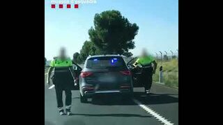 Persecución policial de un camión ligero en plena autopista