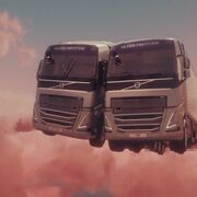 El "amor" entre camiones Volvo promociona la "conducción y eficacia" de su FH