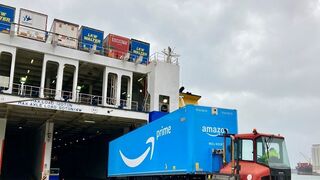 Amazon sube sus camiones al barco para entregas entre España e Italia