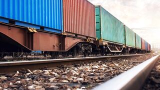 Transportes pregunta a las empresas qué necesitan para pasar las mercancías del camión al tren
