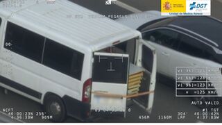 La DGT capta una furgoneta con parde de la mercancía por fuera del vehículo.