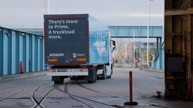 Amazon sube sus camiones al barco en sus rutas entre Suecia, Alemania y Polonia