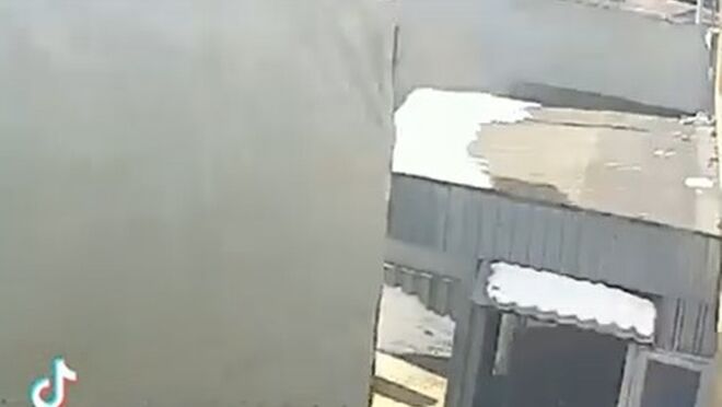 Impactante vídeo de un camión chocando contra una caseta