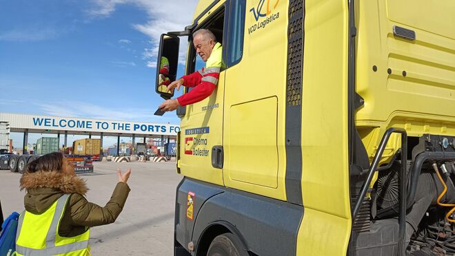 El Puerto de Valencia comienza a formar a 5.000 camioneros en la app para reducir sus colas