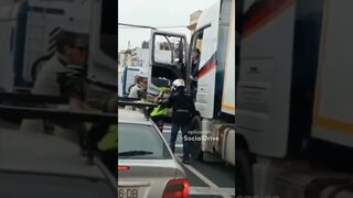 Tres ciclistas agreden a un camionero tras saltarse un stop