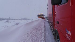 Casi 200 camiones, embolsados en Cantabria por la nieve