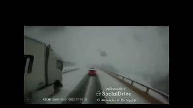 Un camión pierde el control al intentar adelantar en la nieve